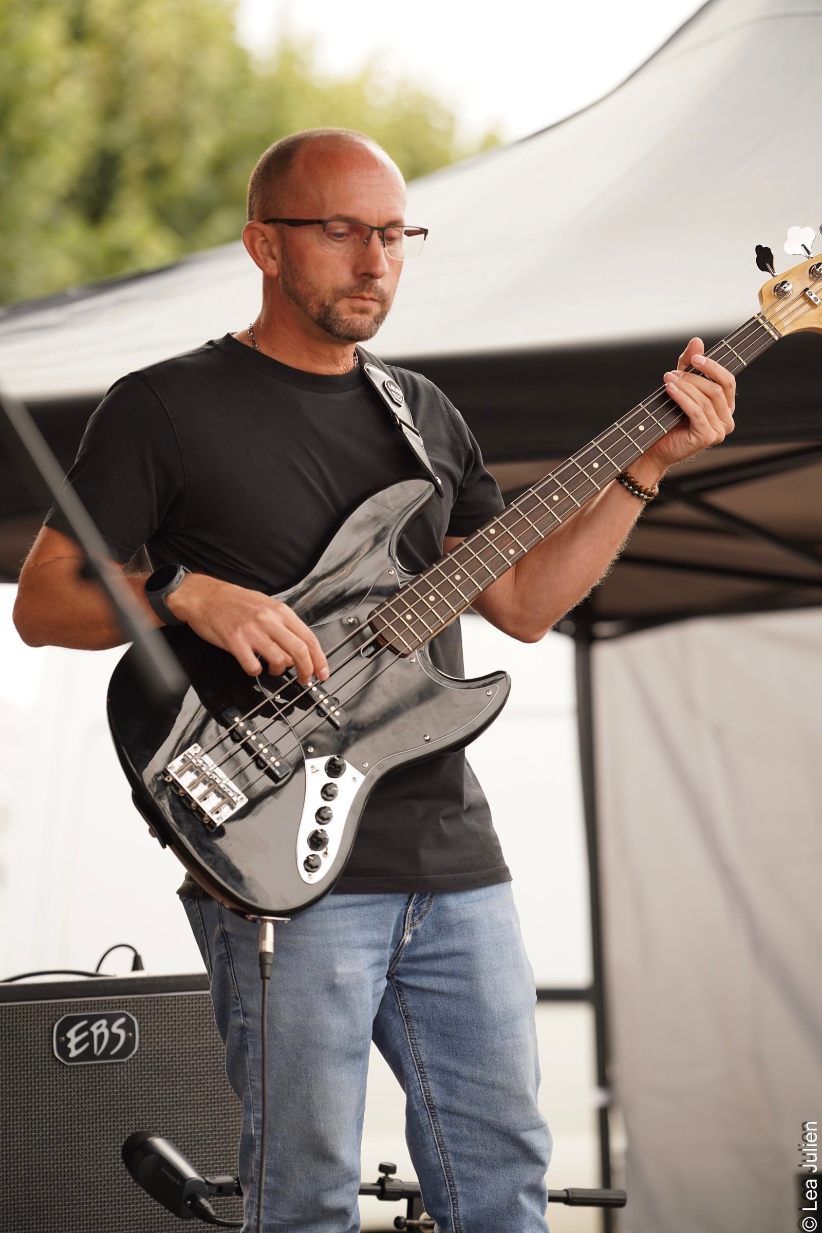 Nico à la basse au Rétroactive Festival