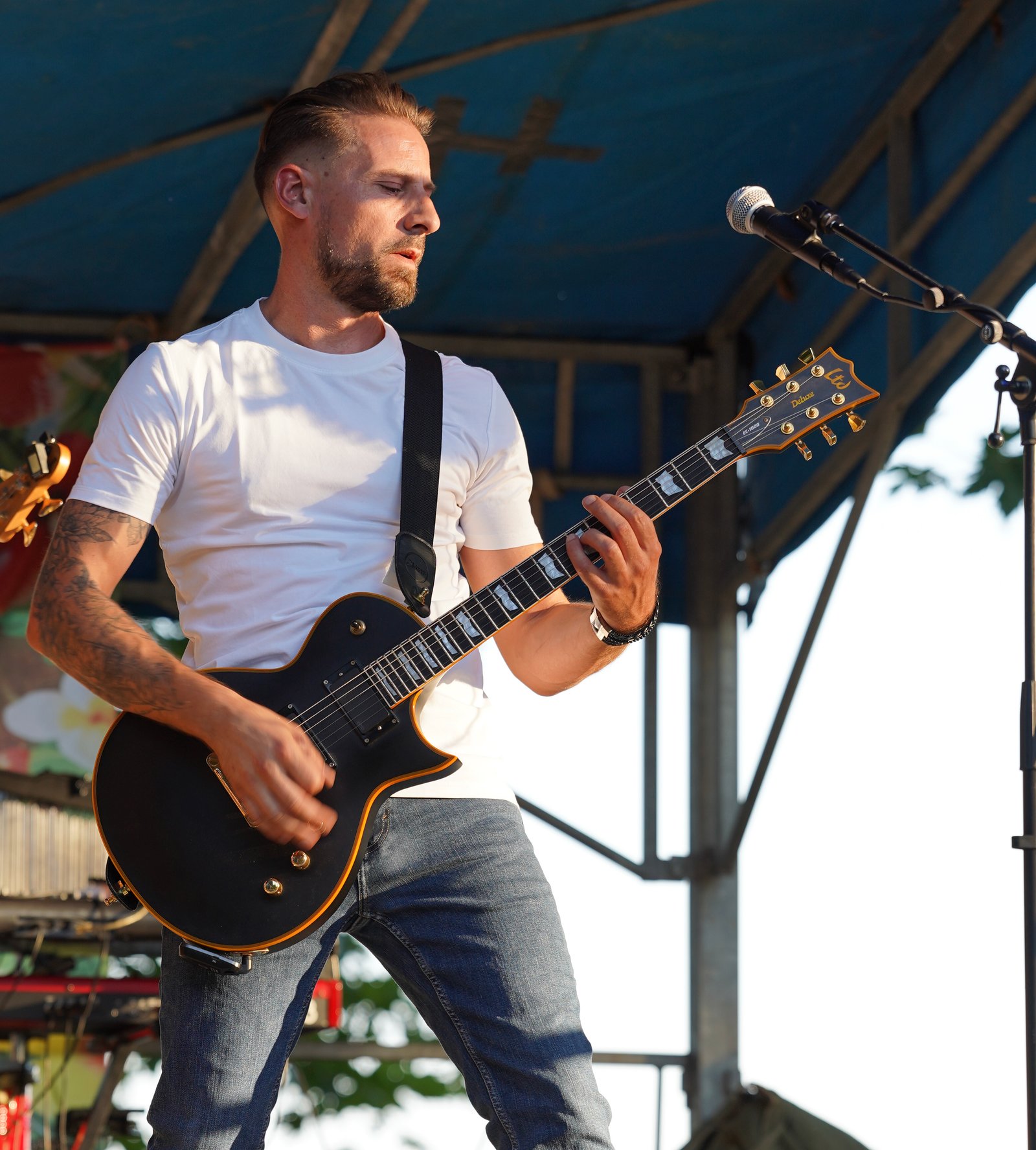 Éric Rico à la guitare